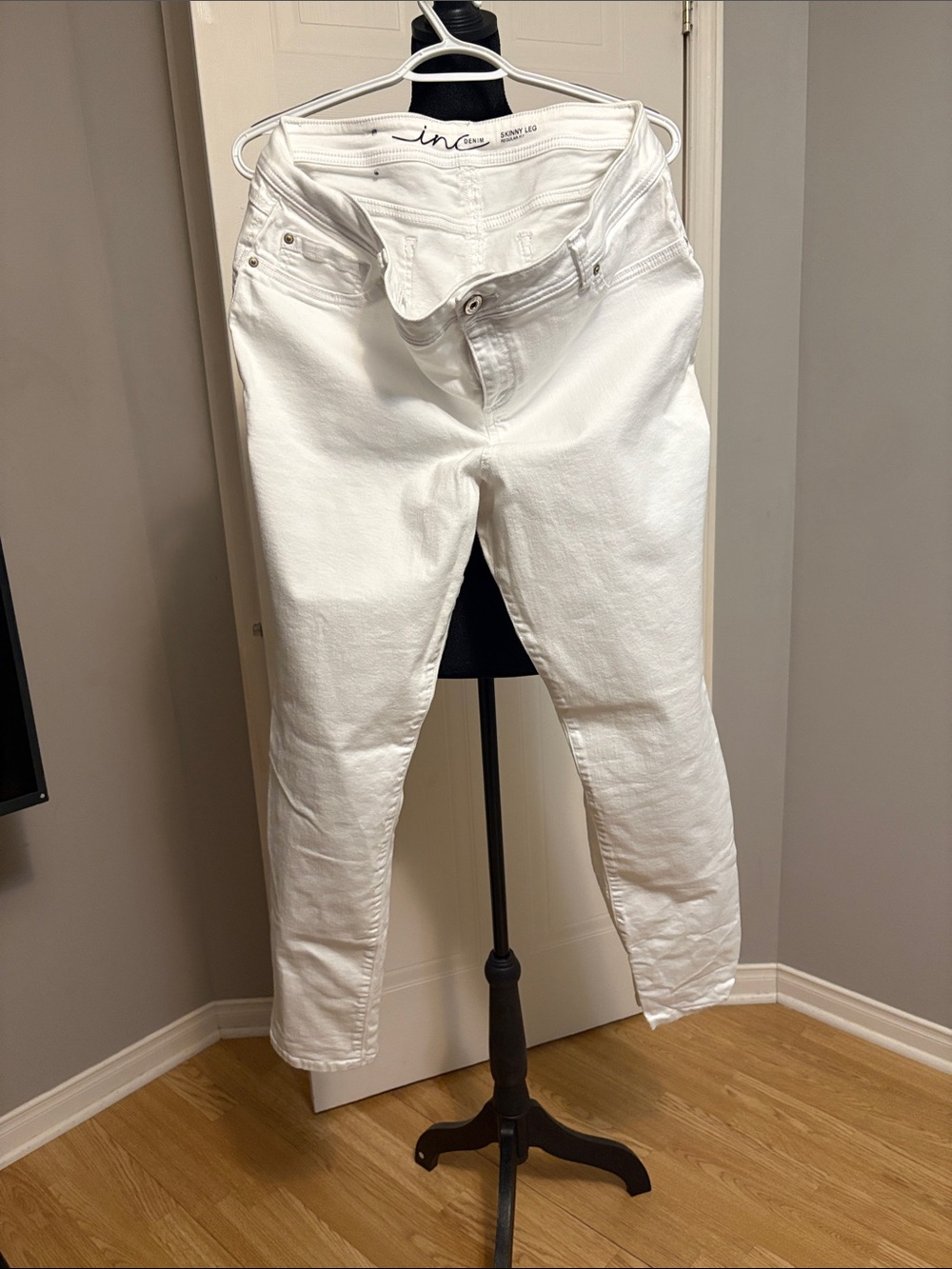 INC International Concepts White Stretch Tapered Jeans l Size 16